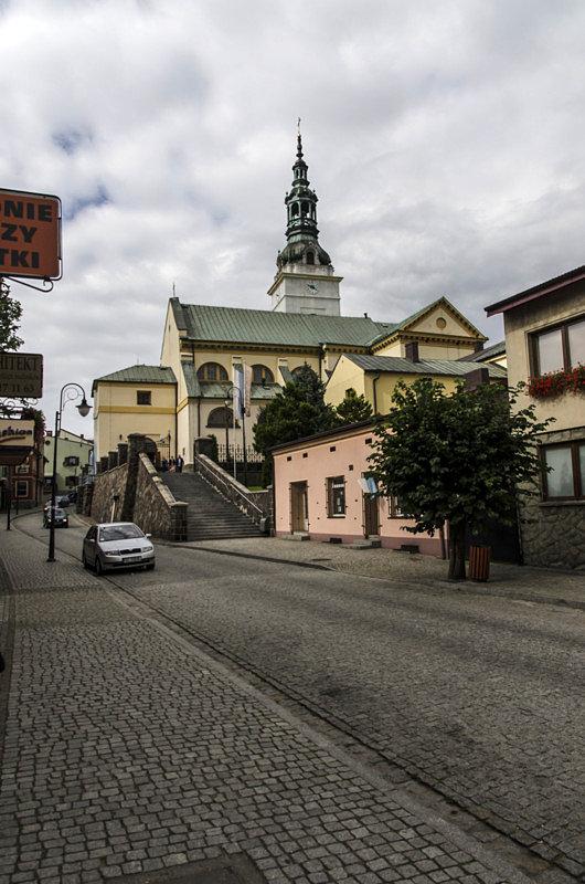 Z drugiej strony na focenie nie ma szans, trwa uroczystość i dziesiątku ludzi wyległy na ulice