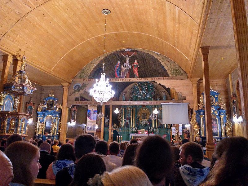 Pielgrzymi w kościółku św. Mikołaja w Truskolasach