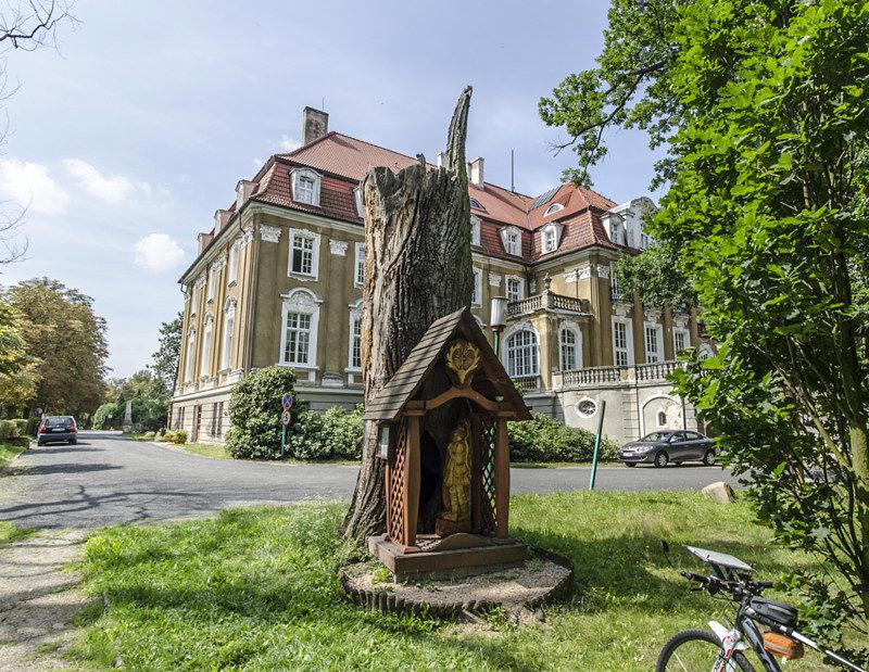 Kapliczka przy pałacu w Kochcicach