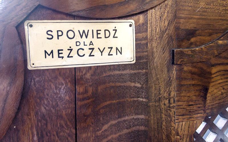 Mężczyźni z prawej a kobiety z lewej