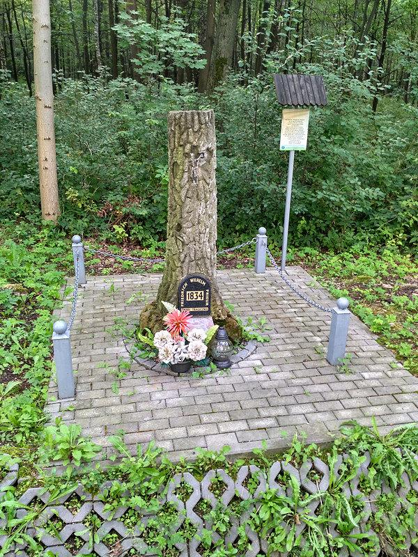 Pomnik przy szosie Koszęcin-Boronów upamiętniający miejsce śmierci leśniczego Friedricha Wilhelma Prieur po upadku z konia