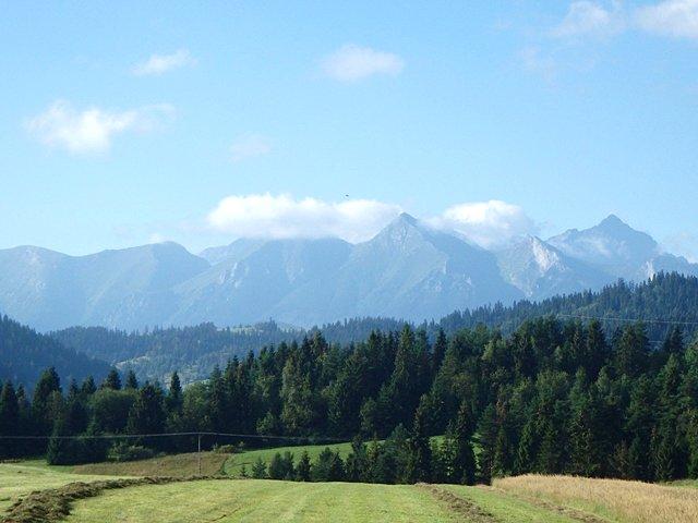 Widok na Tatry z trasy, gdzieś pomiędzy Trybszem a Łapszem Niżnym