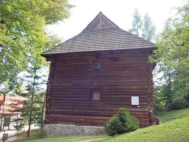 Zabytkowy spichlerz w Niedzicy