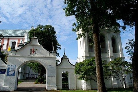Brama przy parafii pw. NMP Bolesnej w Gidlach