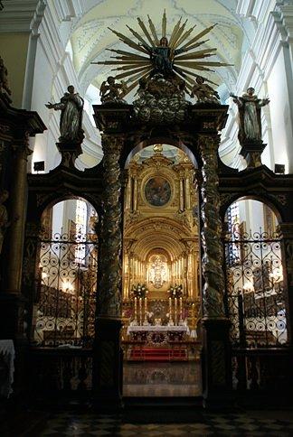 Ołtarz boczny w bazylice gidelskiej