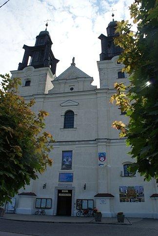Widok bazyliki gidelskiej od frontu