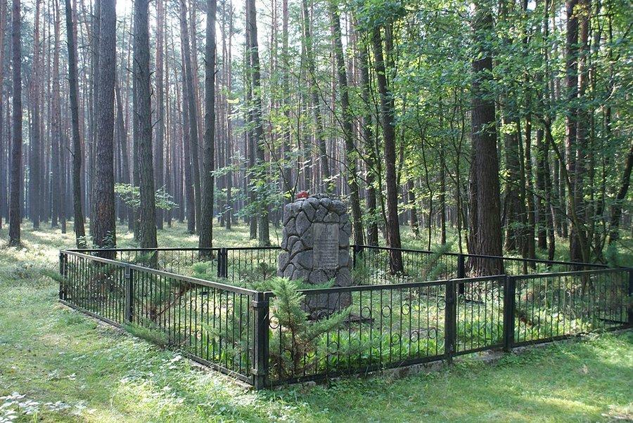 Przy tablicy pamiątkowej...w hołdzie poległym żolnierzom w dniu 10.06.1942 r