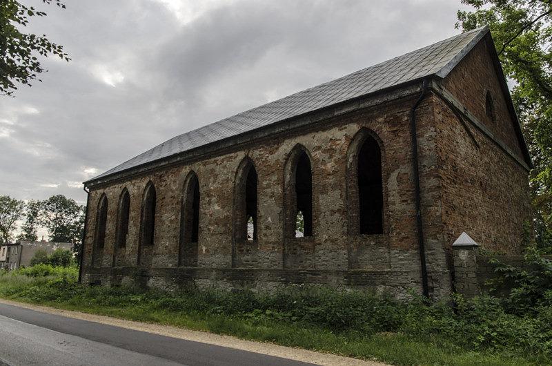 Przy pałacu w Kołbukowicach - czyżby spichlerz?