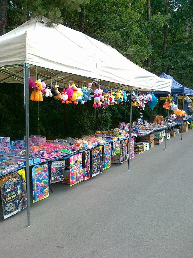 Odpustowe stragany w Lipkowie