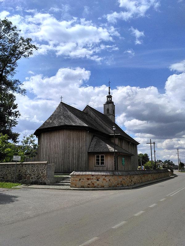 Kościółem św. Klemensa w Lgocie Wielkiej