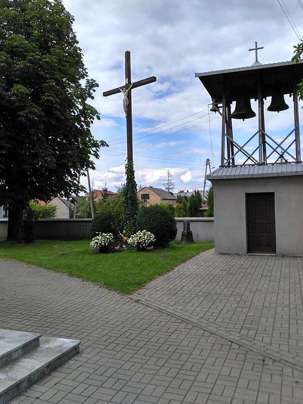 Dzwonnica przy kościele