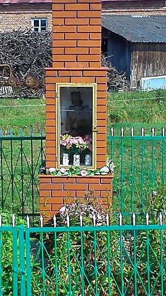 W Łęgonicach za szybą zamknięty na kłódkę Nepomuk w nowej kapliczce z cegły klinkierowej