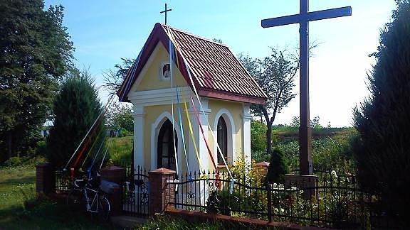 Kapliczka w miejscowości Łubocza - wewnątrz drewniany Jan Nepomucen