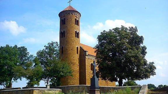 Na wzgórku góruje nad wsią romański kościół świętego Idziego