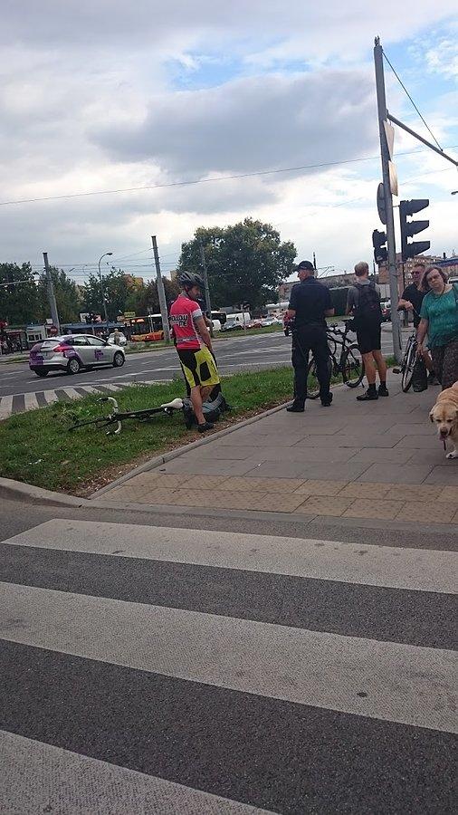 Przy Bitwie dziś łapali rowerzystów. Zwykle przejeżdżam ale dziś mnie jakoś podkusiło i zeszłam z roweru. I patrzcie jakie miałam szczęście