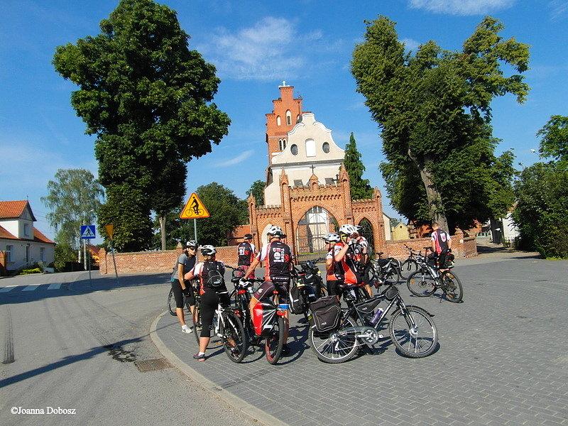IV Pomorskie Święto Wisły - rowerzyści na trasie - odpoczynek w Nowej Cerkwi