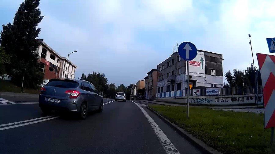 I jeszcze ciut dalej kolejny któremu się strasznie spieszy - najciekawsze jest to, że za 50m będą i tak stali na czerwonym