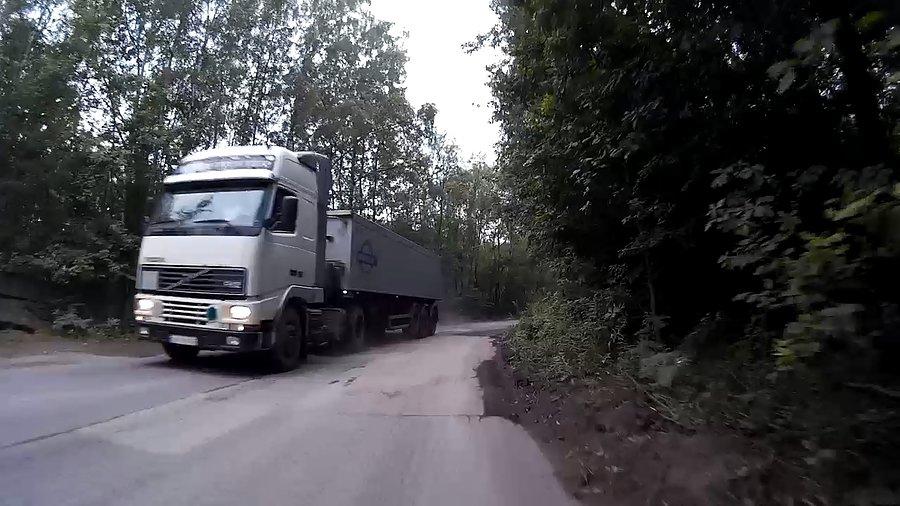 Ciężarówka gna do kopalni