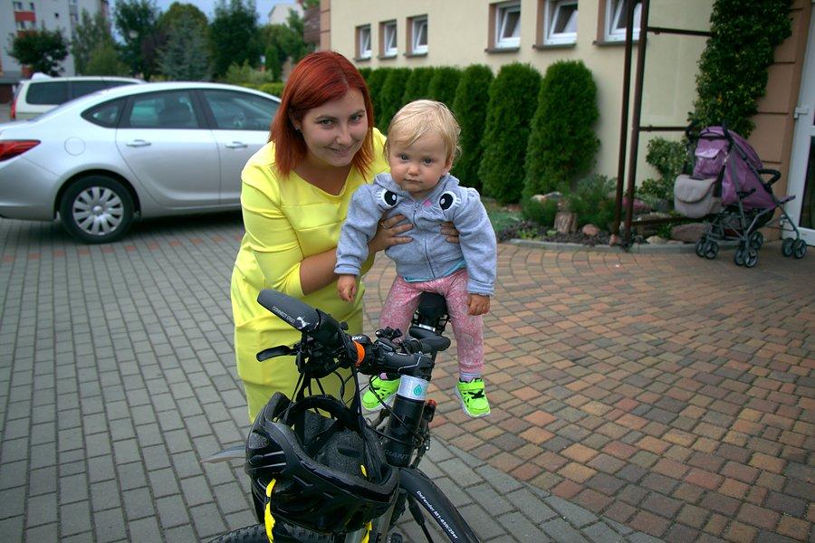 Majka własnie obudzona na moim rowerze przez mamę trzymana :)