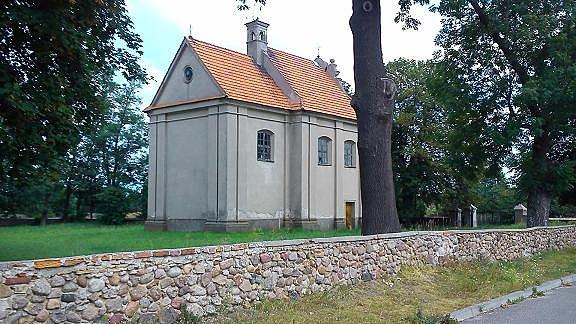 Poświętne - kościół pw. świętego Józefa -połozony kameralnie na skraju Poświętnego