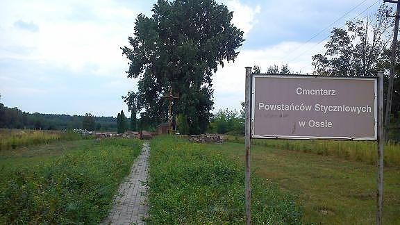 Dojście od szosy do pomnika wystawionego na pamiątkę poległych w bitwie pod Ossą jest doskonale oznaczone