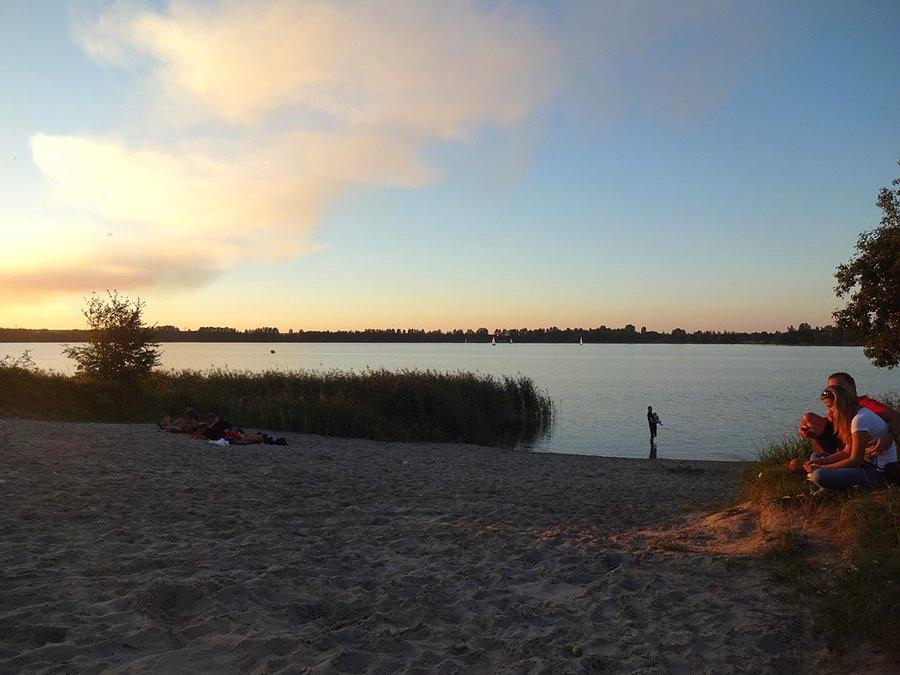 Mała plaża nad zbiornikiem