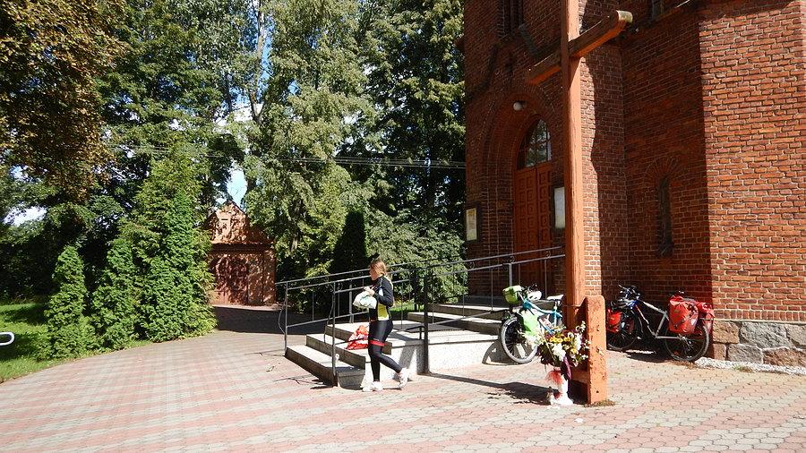 Wyprawa, dzień 2 - przerwa przy kościele
