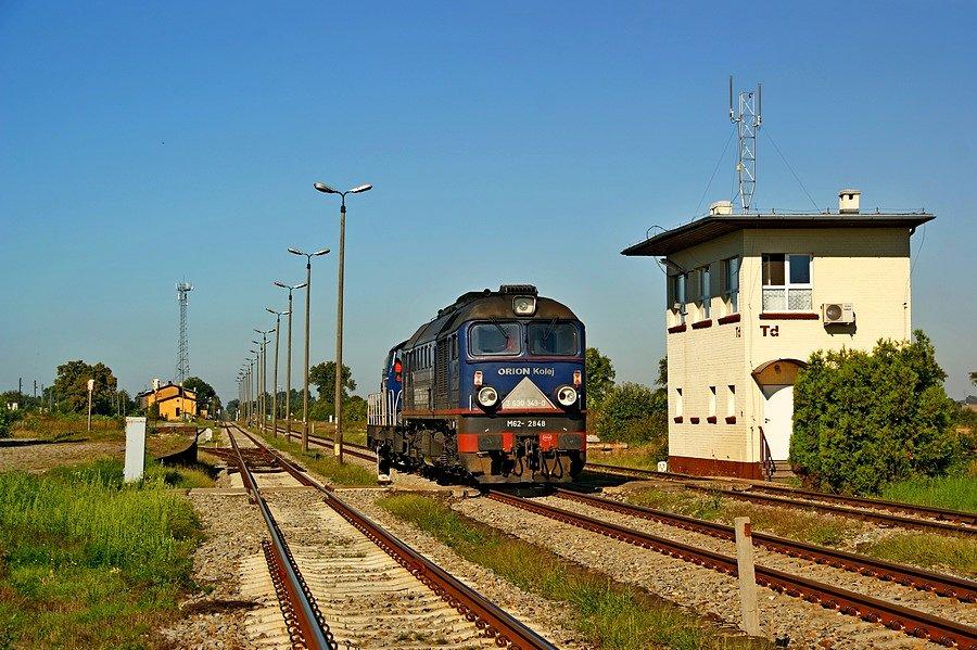 SM42-2223 i na zimno M62-2848 luzakują z Suminy do Kłodzka Głównego, mijają nastawnie dysponującą w Twardawie