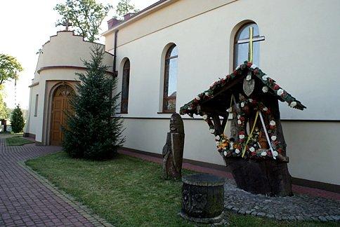 Drewniana kapliczka przy kościele
