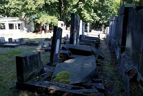 W tym ok. 45 tys. stanowią mogiły zmarłych i zamordowanych w okresie funkcjonowania łódzkiego getta