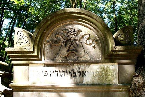 Ręce ułożone w kształcie trójkąta - znajomy mi znak/symbol :)