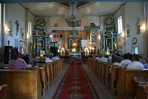 Wnętrze kościoła drewnianego w Łaznowie