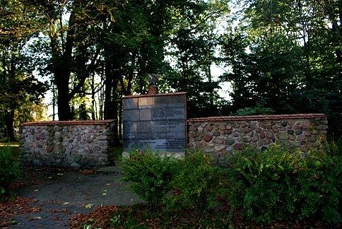 W hołdzie pomordowanym przez Hitlerowskiego okupanta w latach 1939-45