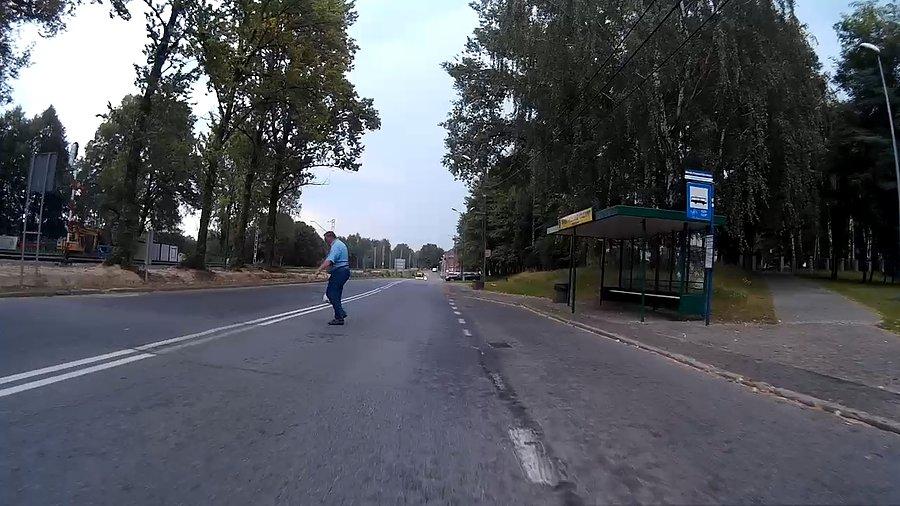 Ślady na drodze po drobnych opadach