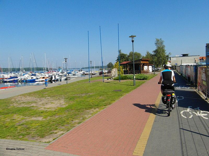 Promenada nad jeziorem w Charzykowach