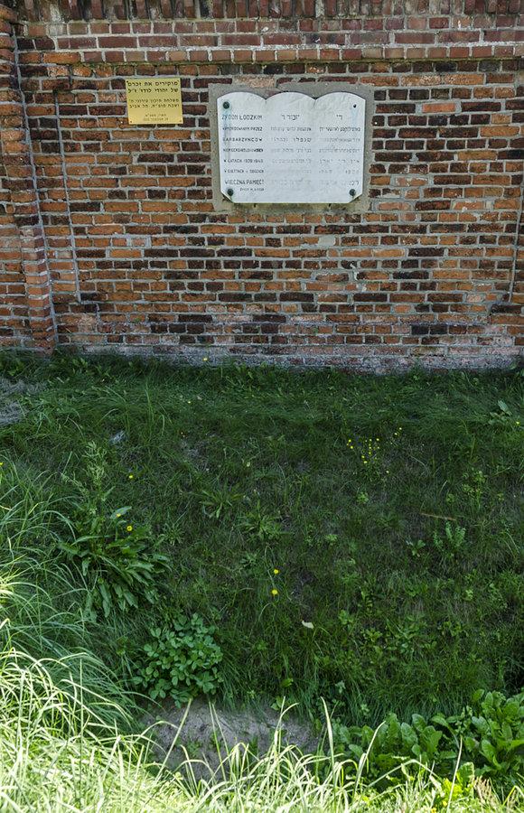 Zastanawiają mnie te doły przed tablicami