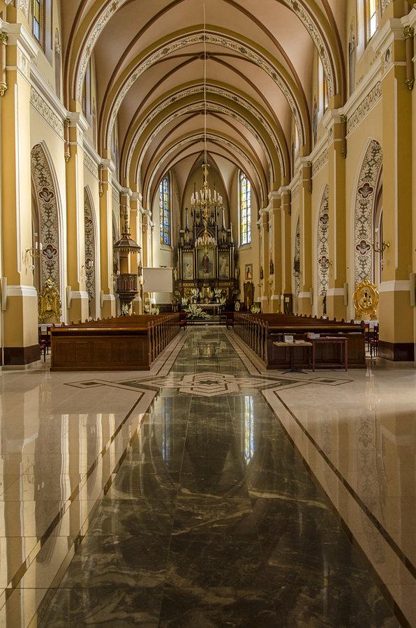 Wewnątrz kościół pw. Najświętszego Serca Jezusowego w Kurowicach