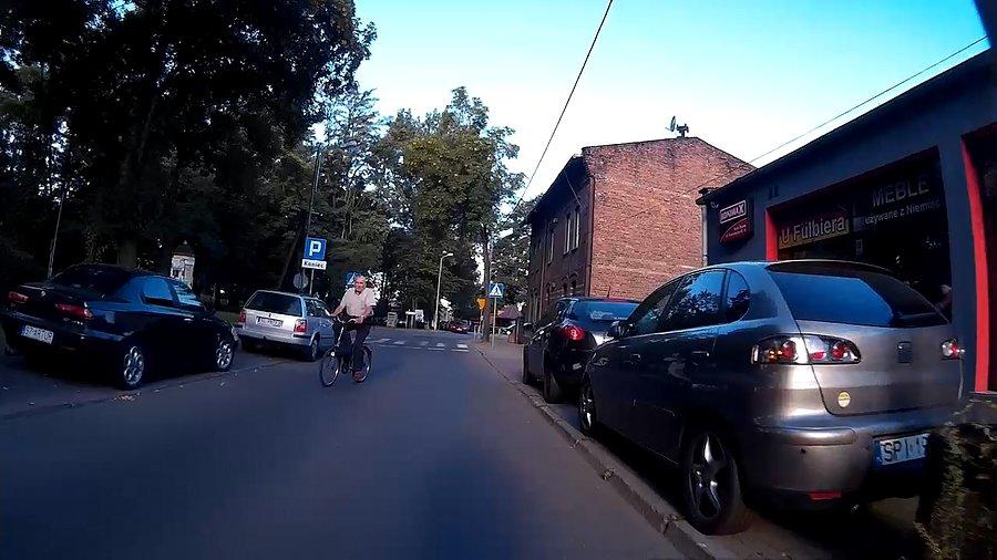 Musiałem na niego trąbić... jechał od prawej do lewej,na dokładkę do droga jednokierunkowa i to ja jechałem zgodnie z kierunkiem jazdy