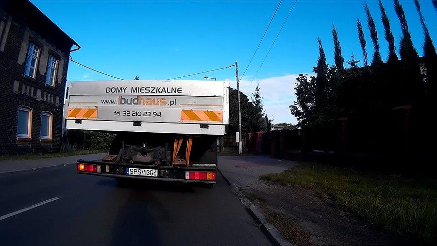 Gość migał w lewo, odbił w prawo i włączył awaryjne.... masakra