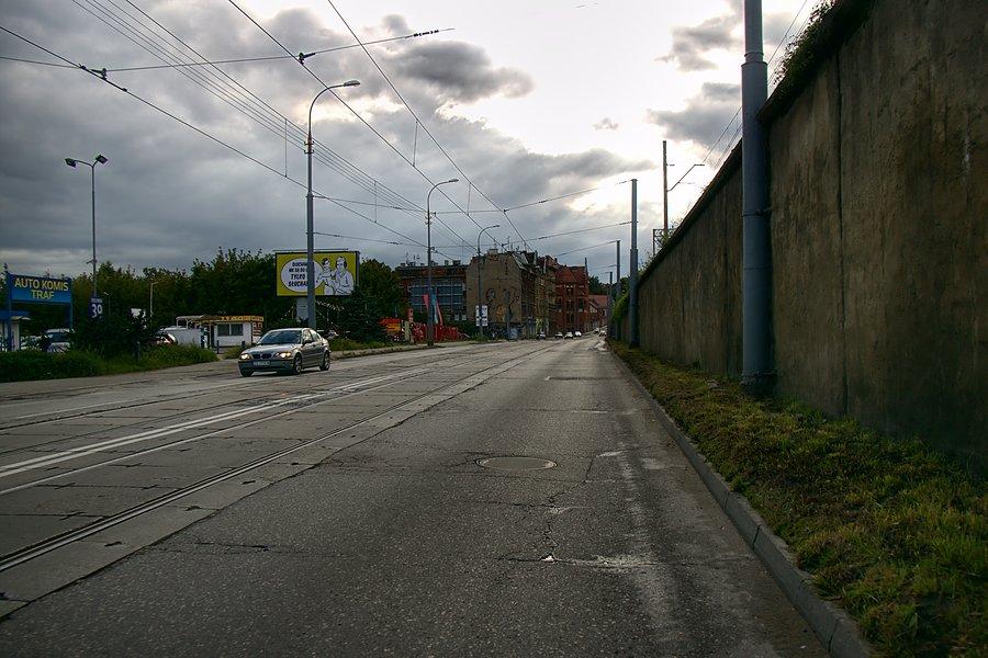 Ul. Kolumba, ciekawe kiedy przyjdzie czas na jej remont?? :)