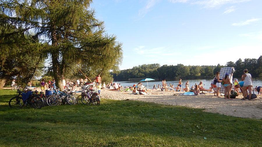 Całkiem sporo ludzi na plaży