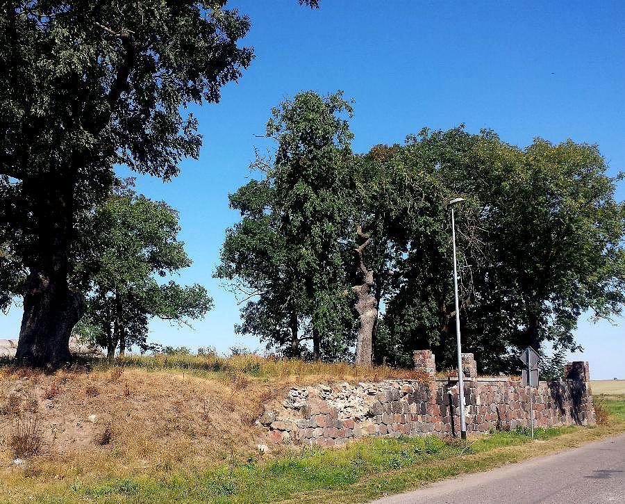 Kurcewo (niem. Krüssow) szczątkowy mur okalający plac przykościelny