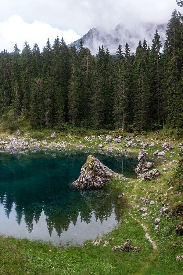 Lago di Carezza- jezior mijane podczas zjazdu