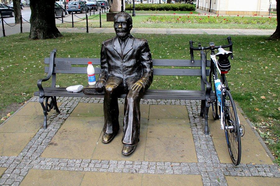 "Ogary poszły w las. Pij mleko!". Stefan Żeromski na ławce w Siedlcach,