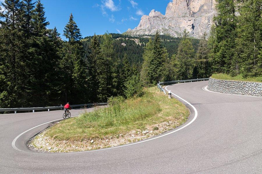 Serpentyny w stronę Passo Pordoi