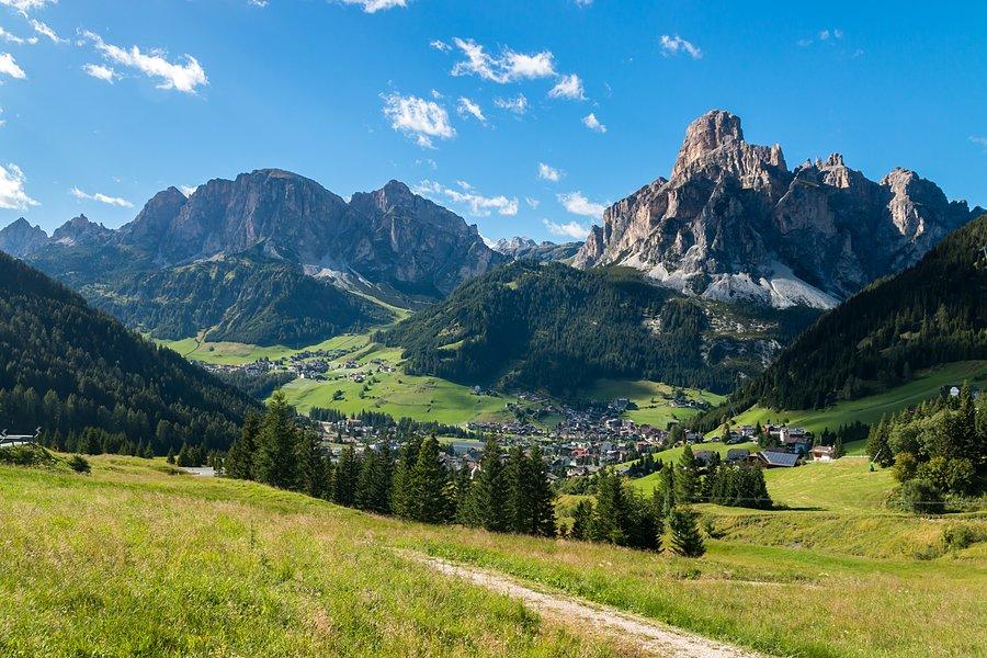 Corvara i szczyty piętrzące się nad nią
