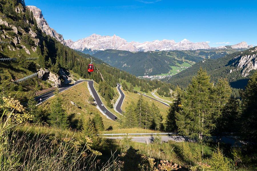 Serpentyny w stronę Passo Gardena