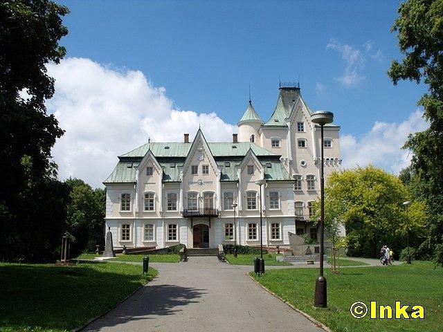 Tym pięknym budynku mieści się muzeum kolei