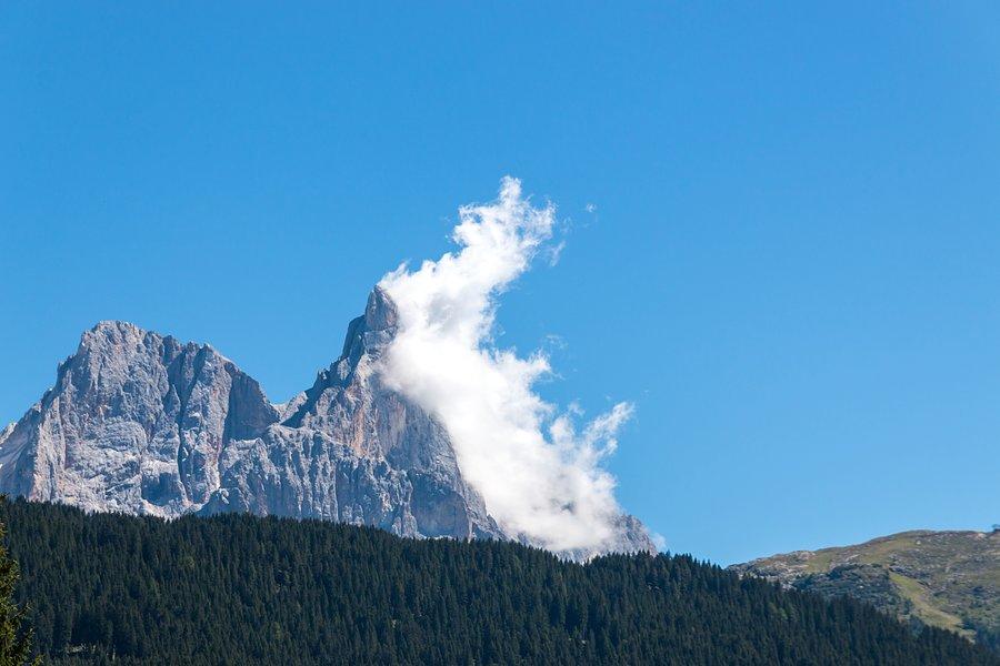 Chmura przyklejona do Cimon della Pasa
