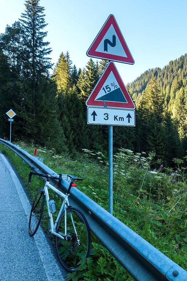 Początek podjazdu na Passo San Pellegrino zapowiada się ciężko
